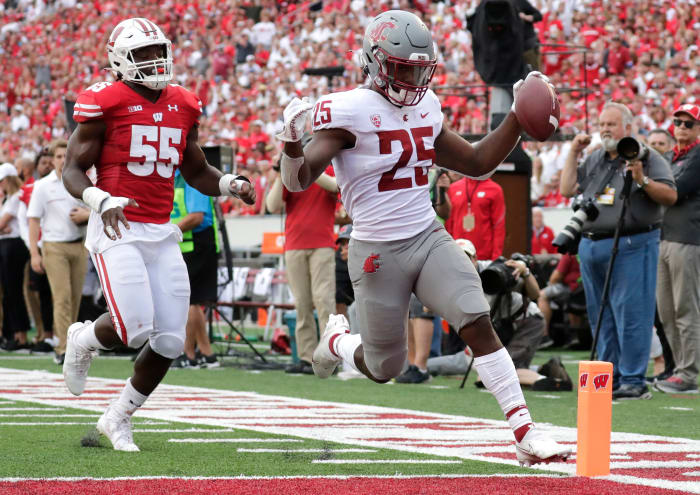 Washington State Cougars running back Nakia Watson runs for a touchdown against the Wisconsin Badgers in week 2.